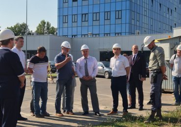 Сегодня глава администрации СЭЗ «Гомель-Ратон» Владимир Привалов проинспектировал ход строительства здания производственного назначения научно-технического парка «Коралл»